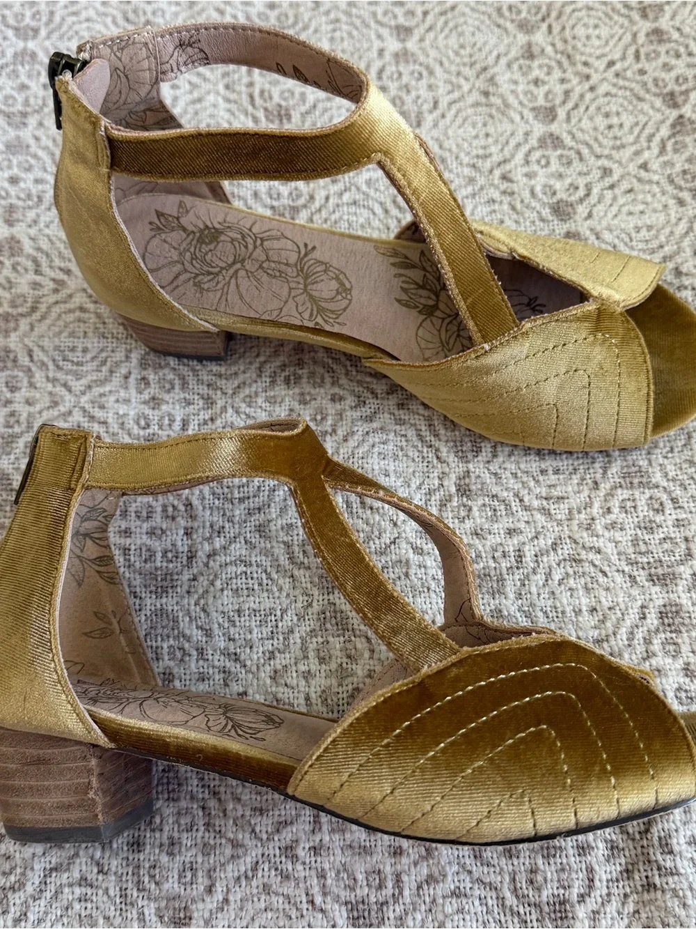 Joyfolie Orelia Velvet Heels In Honey